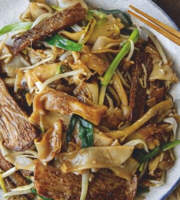Beefless Chow Fun (Kon Chau Ngau Hor) with soy protein and flat rice noodles