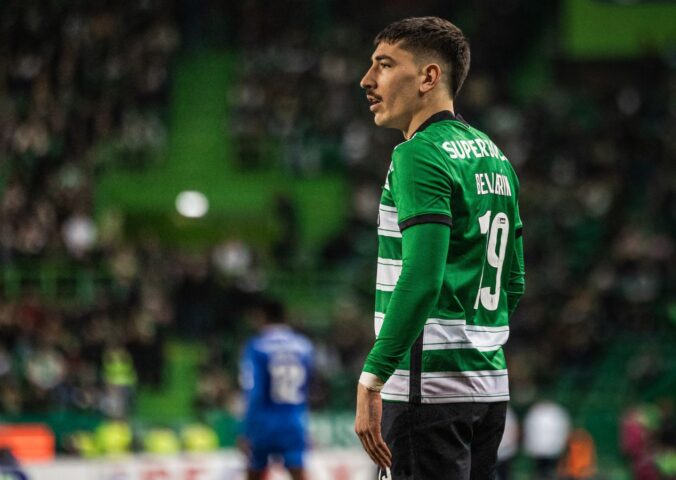 Photo shows Héctor Bellerín, a high-profile vegan footballer player and environmental advocate, on the pitch