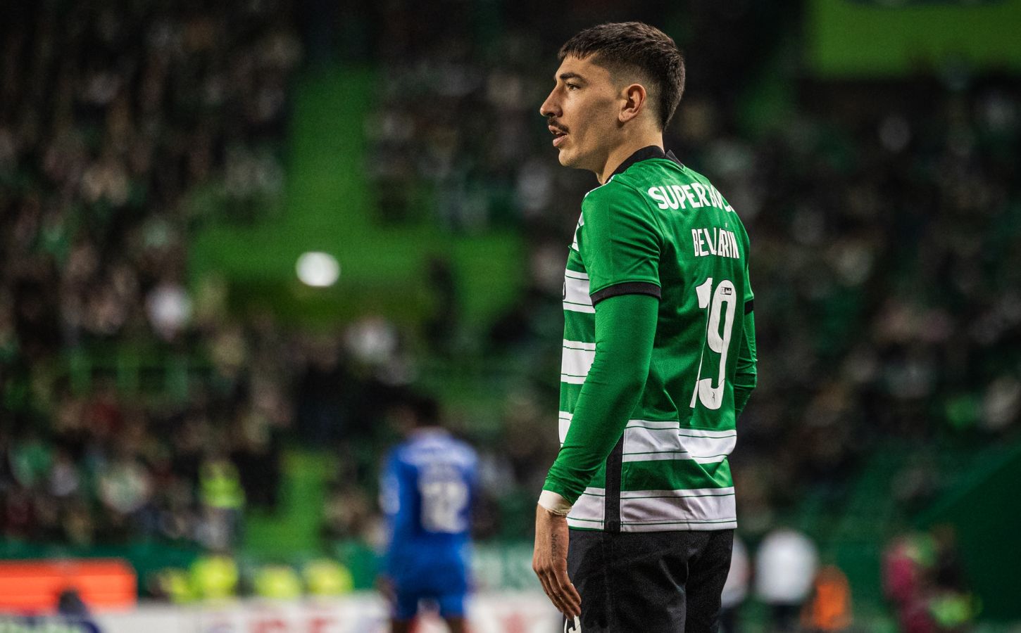 Photo shows Héctor Bellerín, a high-profile vegan footballer player and environmental advocate, on the pitch