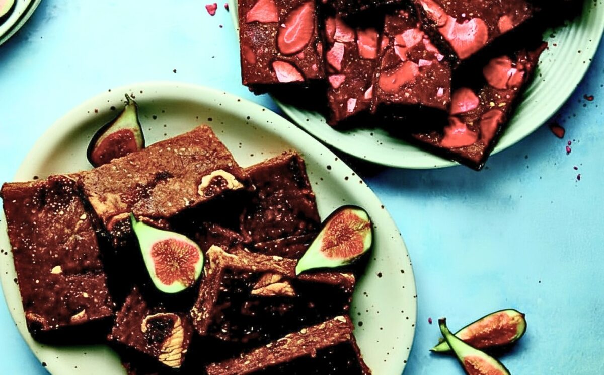 Cinnamon-Fig Protein Bars with nut butter, dates, figs, rolled oats, and chia