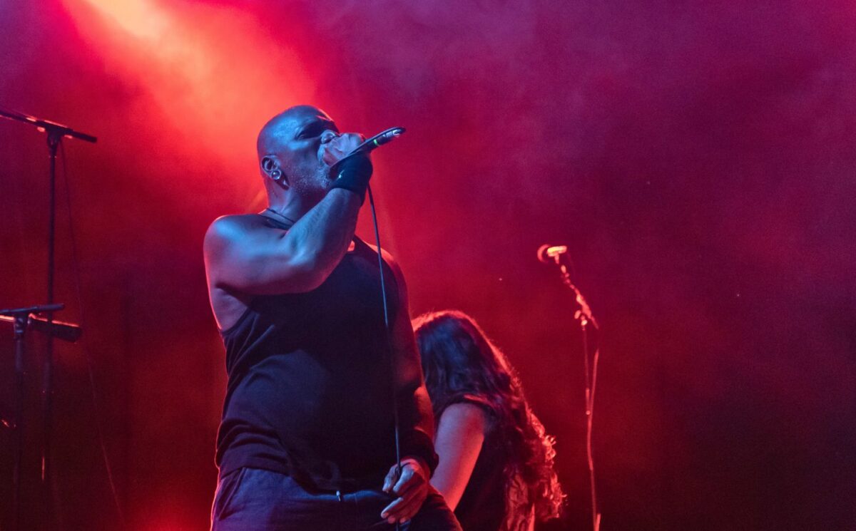 Photo shows Derrick Green, a longtime vegan and the vocalist of seminal Brazilian metal band Sepultura. Green talked to Plant Based News earlier this week about why he stopped eating meat as a teenager, the final Sepultura tour, and why balance is a crucial part of life