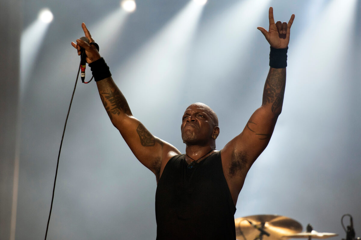 Photo shows Derrick Green, a longtime vegan and the vocalist of seminal Brazilian metal band Sepultura. Green talked to Plant Based News earlier this week about why he stopped eating meat as a teenager, the final Sepultura tour, and why balance is a crucial part of life