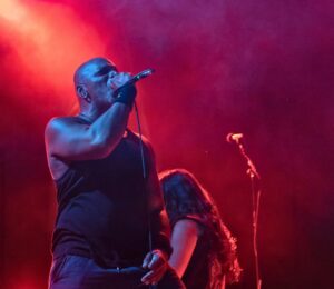 Photo shows Derrick Green, a longtime vegan and the vocalist of seminal Brazilian metal band Sepultura. Green talked to Plant Based News earlier this week about why he stopped eating meat as a teenager, the final Sepultura tour, and why balance is a crucial part of life