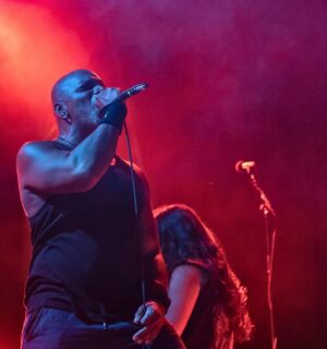 Photo shows Derrick Green, a longtime vegan and the vocalist of seminal Brazilian metal band Sepultura. Green talked to Plant Based News earlier this week about why he stopped eating meat as a teenager, the final Sepultura tour, and why balance is a crucial part of life