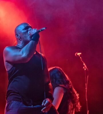 Photo shows Derrick Green, a longtime vegan and the vocalist of seminal Brazilian metal band Sepultura. Green talked to Plant Based News earlier this week about why he stopped eating meat as a teenager, the final Sepultura tour, and why balance is a crucial part of life