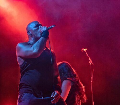 Photo shows Derrick Green, a longtime vegan and the vocalist of seminal Brazilian metal band Sepultura. Green talked to Plant Based News earlier this week about why he stopped eating meat as a teenager, the final Sepultura tour, and why balance is a crucial part of life