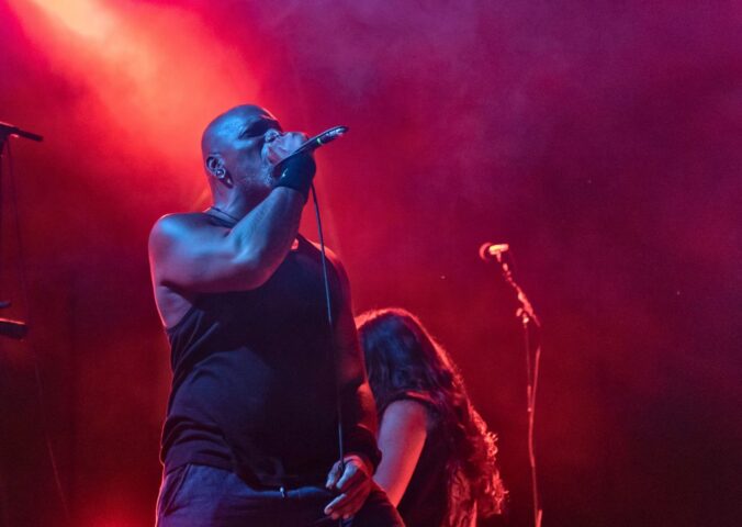 Photo shows Derrick Green, a longtime vegan and the vocalist of seminal Brazilian metal band Sepultura. Green talked to Plant Based News earlier this week about why he stopped eating meat as a teenager, the final Sepultura tour, and why balance is a crucial part of life