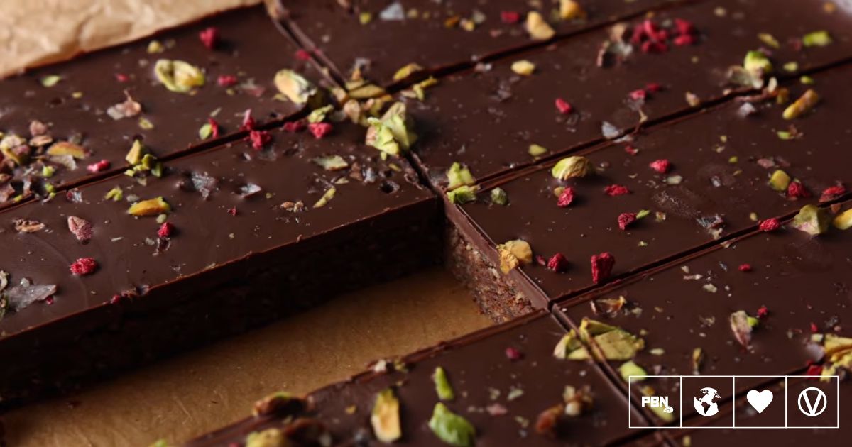 These Chocolate Protein Bars Are Fudgy, Plant-Based, And Packed With Protein