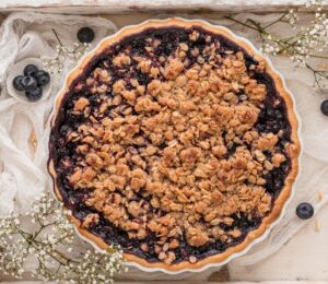blueberry crumble pie with vegan ingredients and oat crumble for vegan crumble desserts