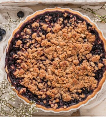blueberry crumble pie with vegan ingredients and oat crumble for vegan crumble desserts