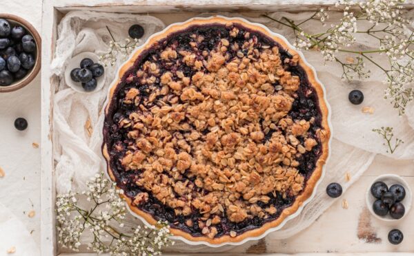 blueberry crumble pie with vegan ingredients and oat crumble for vegan crumble desserts