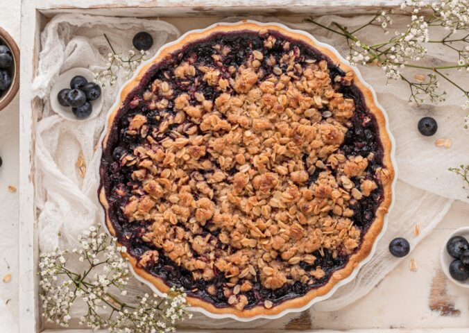 blueberry crumble pie with vegan ingredients and oat crumble for vegan crumble desserts