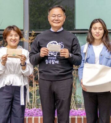 Photo shows Kim Jae-wook, the Chilgok County Governor, with employees of the Chilgok County Agricultural Technology Center, all holding vegan certified leather products made from upcycled melons. Chilgok County in South Korea has begun upcycling melon waste into vegan leather