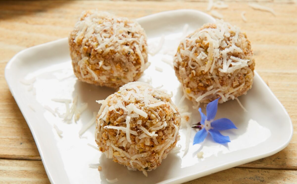 Lemon-Coconut Energy Balls with oats, sunflower seeds, coconut and lemon
