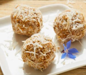 Lemon-Coconut Energy Balls with oats, sunflower seeds, coconut and lemon