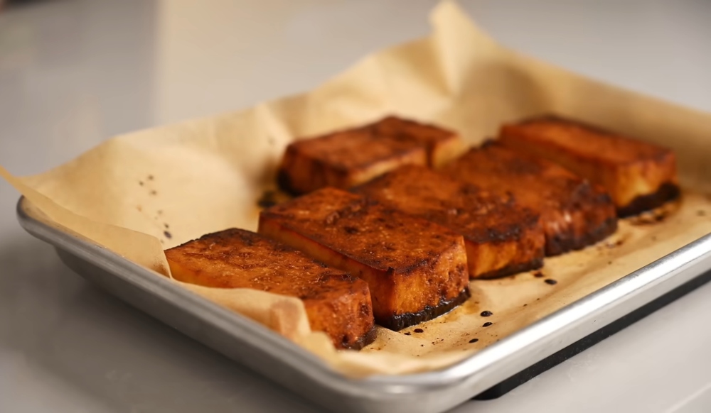 Caramelized tofu fresh from the oven, prepared as a filling for the vegan sushi burrito with a soy sauce and maple syrup coating