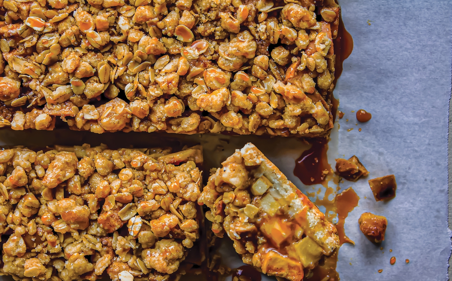 Vegan Apple Crumble Bars with vegan ingredients, cinnamon, a shortbread base, and a tangy apple filling