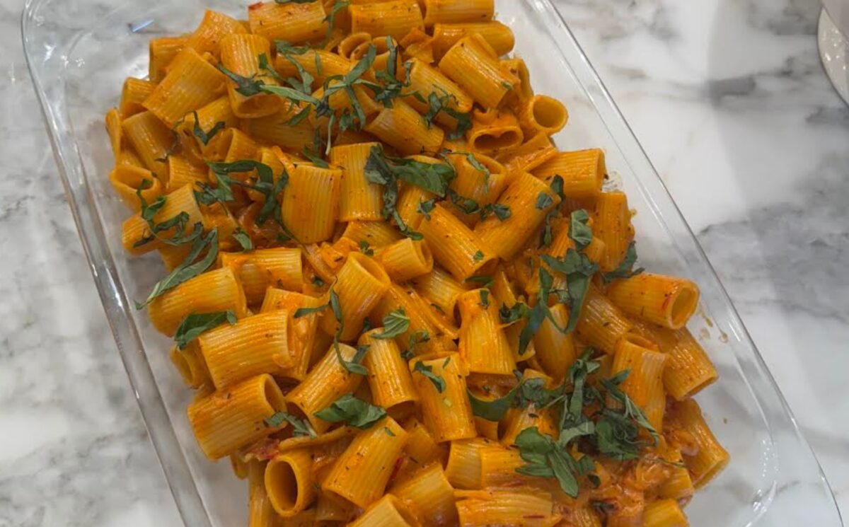 Creamy Roasted Red Pepper Pasta with sun-dried tomatoes, coconut milk and shallots for basic vegan meals
