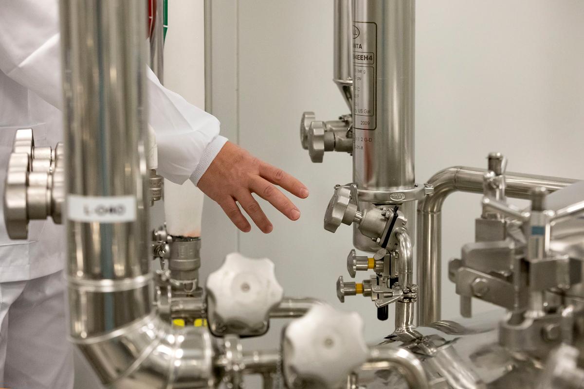 Photo shows someone working at a biotechnology-type facility. Galicia has announced an €805 million (USD $899) investment in biotechnology, including alternative proteins, over the next five years