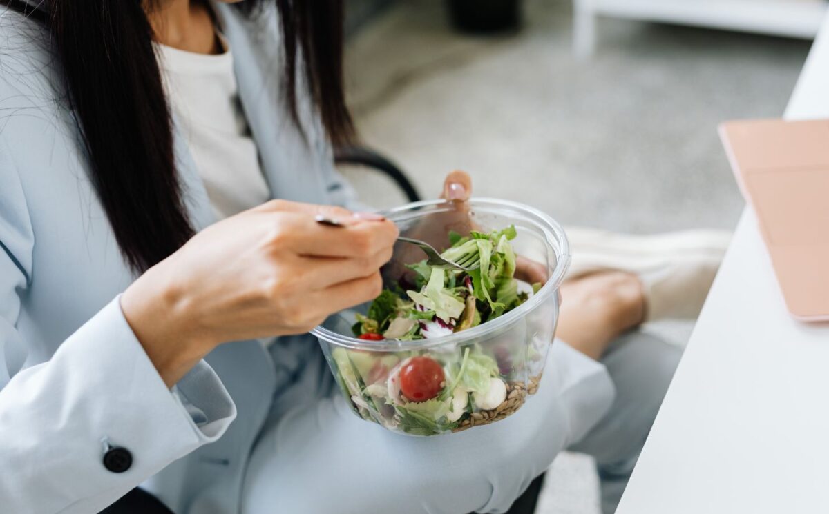 Swap meat for vegetables and cut chronic disease risk in the UK. Photo shows a woman eating a large bowl of fresh salad at her desk. According to a new study, reducing red and processed meat consumption in favor of vegetables and legumes could significantly reduce the number of chronic disease cases in the UK