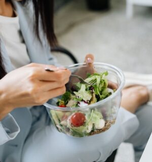Swap meat for vegetables and cut chronic disease risk in the UK. Photo shows a woman eating a large bowl of fresh salad at her desk. According to a new study, reducing red and processed meat consumption in favor of vegetables and legumes could significantly reduce the number of chronic disease cases in the UK